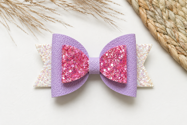 Voorbeeld van een gemaakte haarstrik Daisy met lila en roze glitter; digitaal patroon
