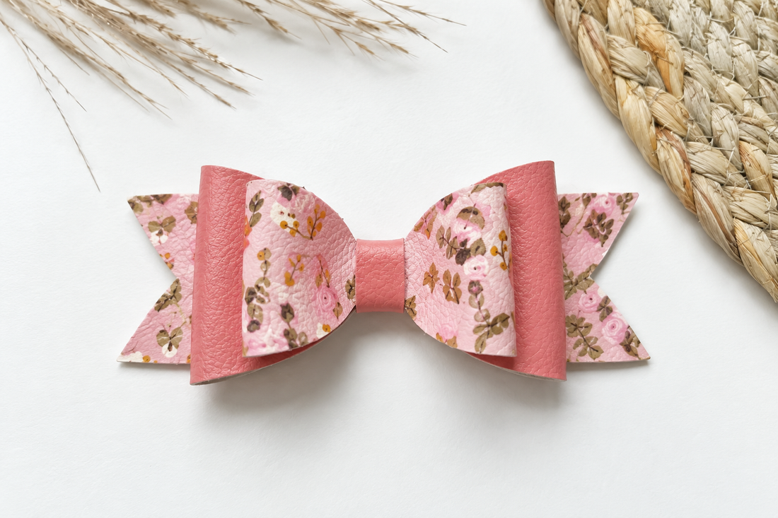 Voorbeeld van een gemaakte gelaagde haarstrik met roze bloemenprint; digitaal patroon